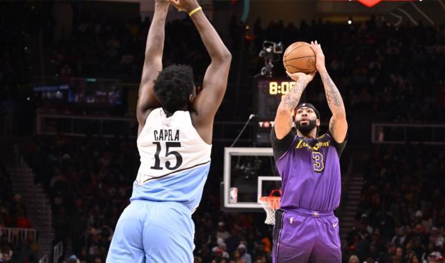 1733545945339014308.jpg 9战7负,湖人跌到附加赛边缘:替补羸弱詹眉孤独